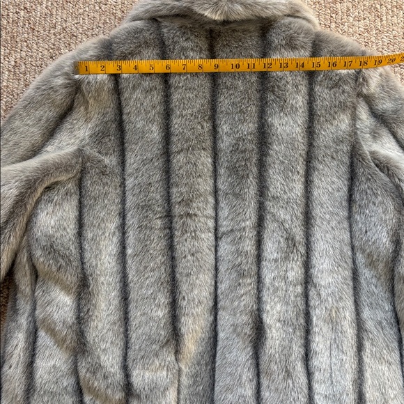 Dennis Basso Luxurious Silver Gray Faux Fur Coat Size Large L - Picture 14 of 16